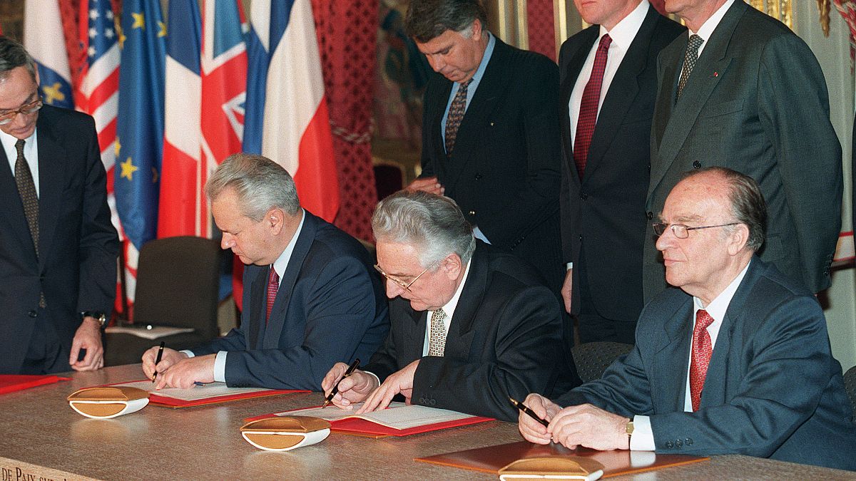  Serbian president Slobodan Milosevic, Bosnian President Alija Izetbegovic (C) & Croatian President Franjo Tudjman sign the Dayton peace deal on 14 December 1995 in Paris