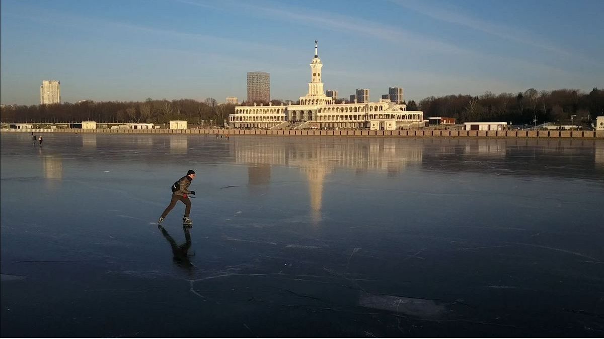 Les joies du patin à glace sur étang gelé près de Moscou