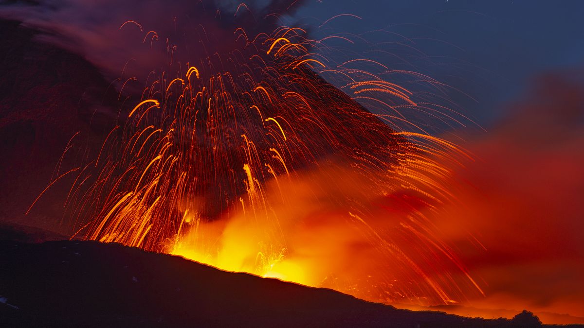 بركان جبل إتنا ينفث الحمم البركانية 