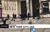 لحظه تیراندازی پلیس به مهاجم مسلح در کلیسایی در نیویورک