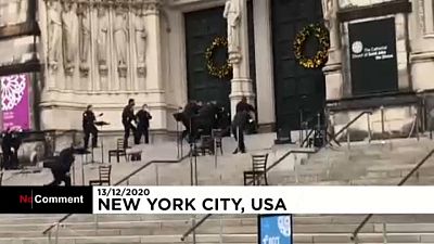 لحظه تیراندازی پلیس به مهاجم مسلح در کلیسایی در نیویورک