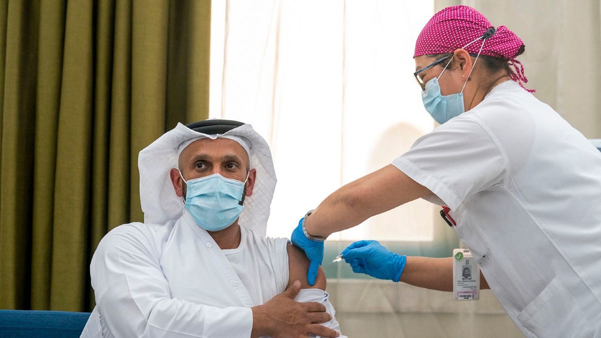 الشيخ عبدالله بن محمد الحامد رئيس دائرة الصحة يخضع لتجربة سريرية للمرحلة الثالثة من اللقاح غير الفعال لكوفيد  في أبوظبي/ أرشبف.