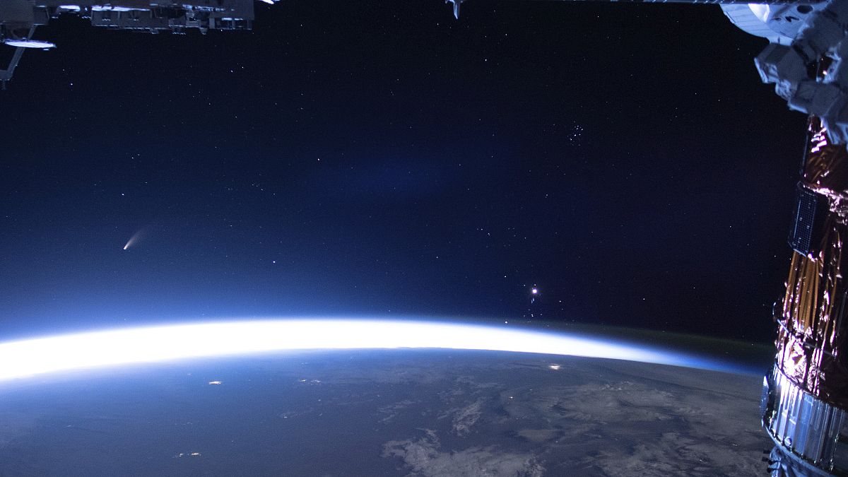 Вид на Землю и комету Неовайз с борта МКС 5 июля 2020