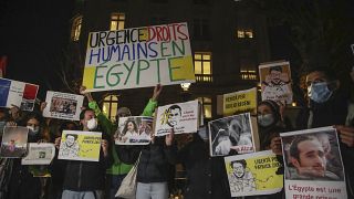 احتجاجات ضد الرئيس المصري عبد الفتاح السيسي أمام مجلس الأمة في باريس 2020.