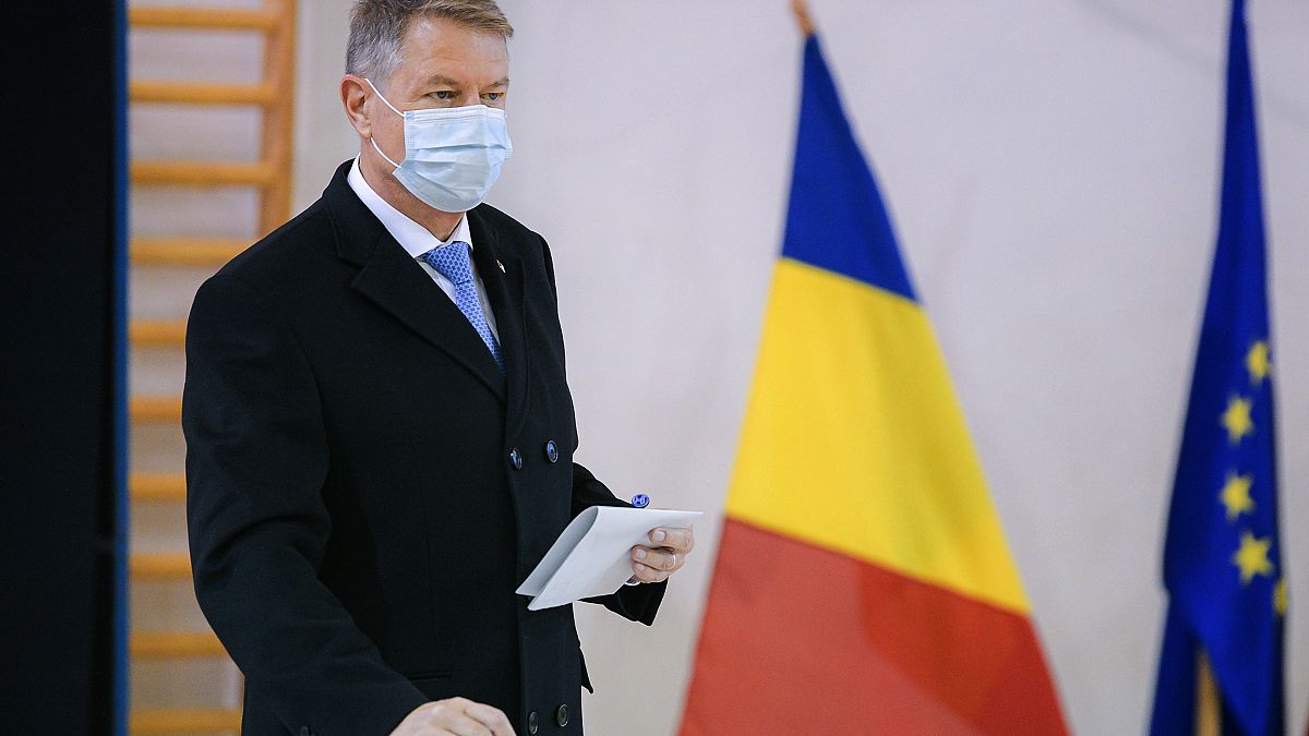 Klaus Iohannis román államfő voksol a 2020. december 6-ai parlamenti választásokon