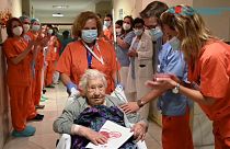 Elena recibe el aplauso del personal sanitario del Gregorio Marañón al recibir el alta