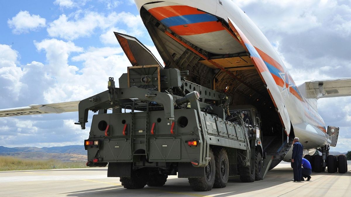 سامانه موشکی اس۴۰۰ روسیه در حال حمل به مقصد ترکیه