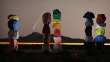 La cometa Neowise dietro un'installazione artistica chiamata "Le sette montagne magiche" di Ugo Rondinone, vicino Las Vegas, lo scorso 16 luglio