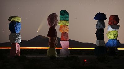 La cometa Neowise dietro un'installazione artistica chiamata "Le sette montagne magiche" di Ugo Rondinone, vicino Las Vegas, lo scorso 16 luglio