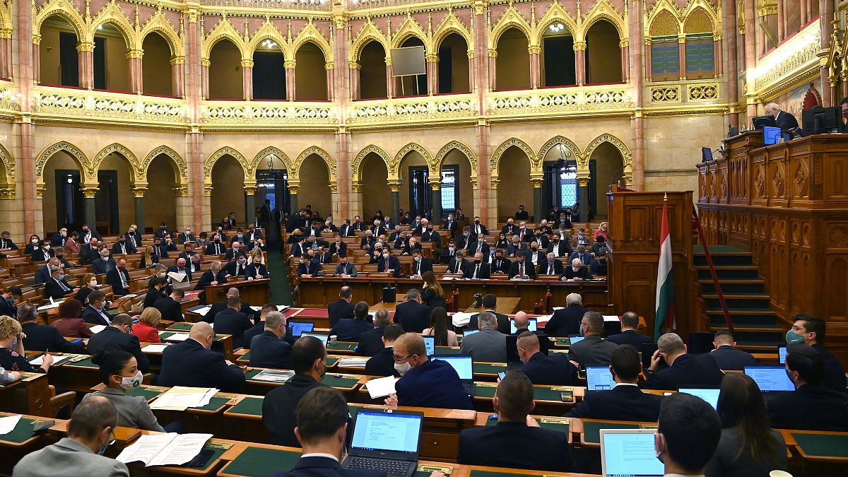 Ουγγαρία: Τροπολογία που απαγορεύει την υιοθεσία σε ομόφυλα ζευγάρια