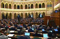 Parlamento húngaro aprova emendas constitucionais anti-LGBT