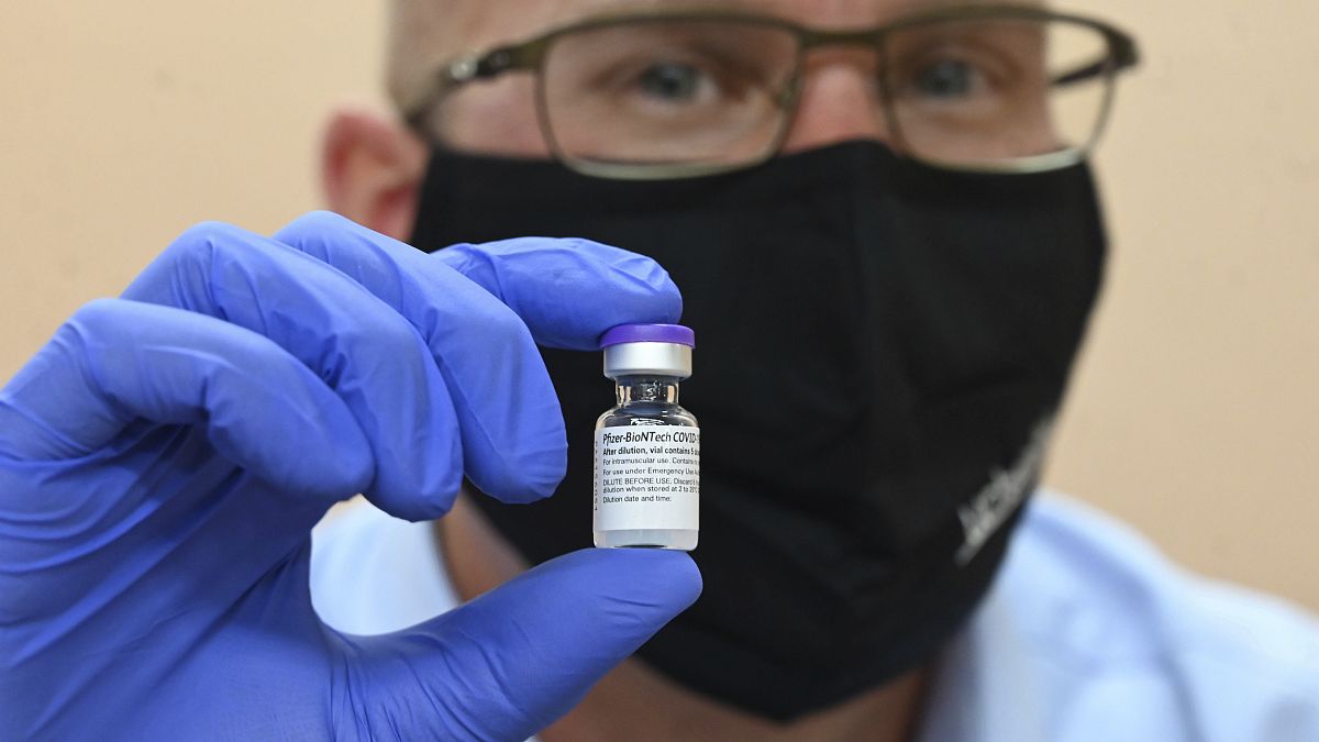 ABD'de ilk Covid-19 aşısını elkinde tutan eczacı  