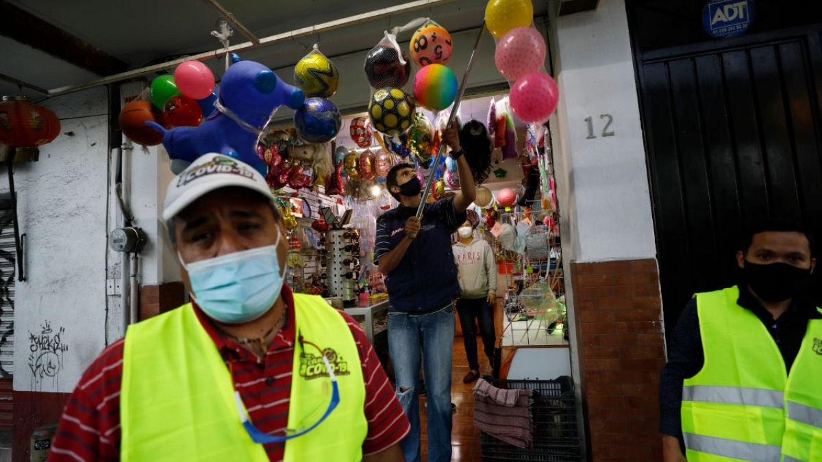Funcionarios advierten a los comerciantes del centro de Ciudad de México que deben cerrar a las cinco de la tarde