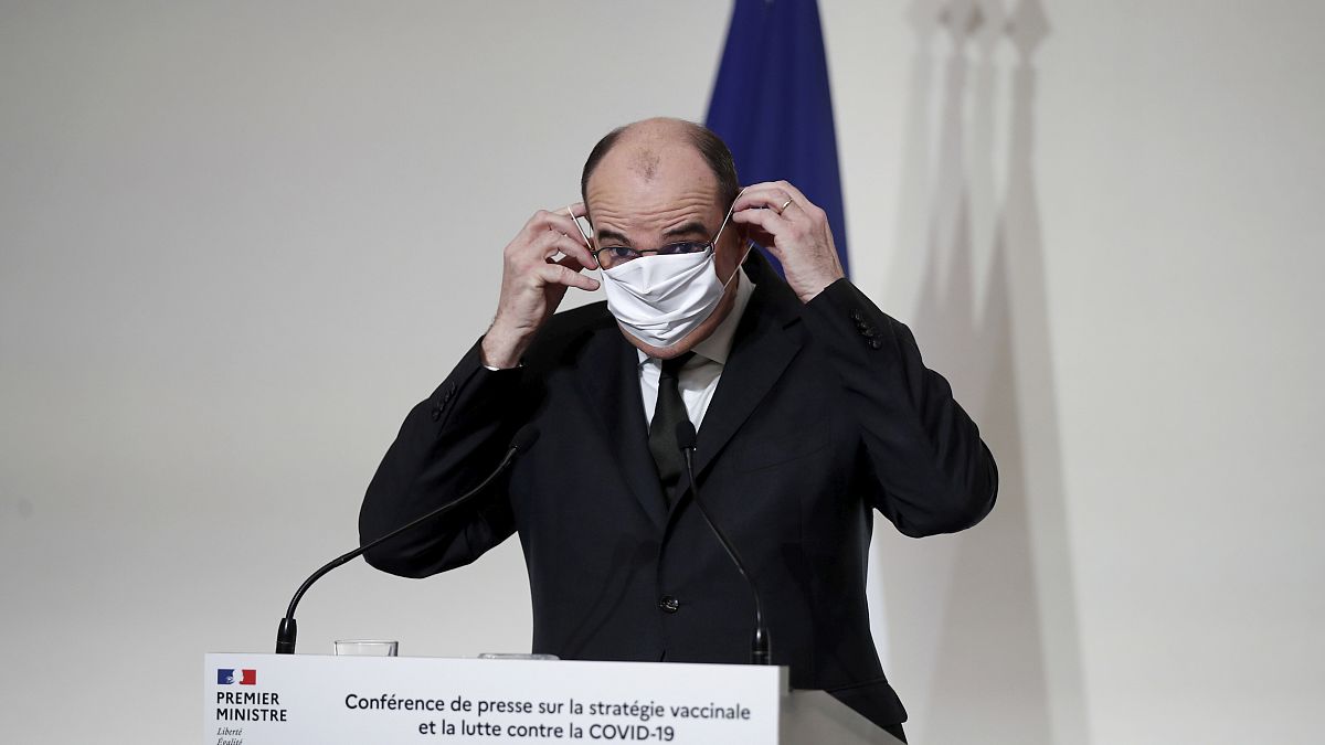 Le Premier ministre français Jean Castex enlève son masque durant une conférence de presse, le 3 décembre 2020 à Paris, France