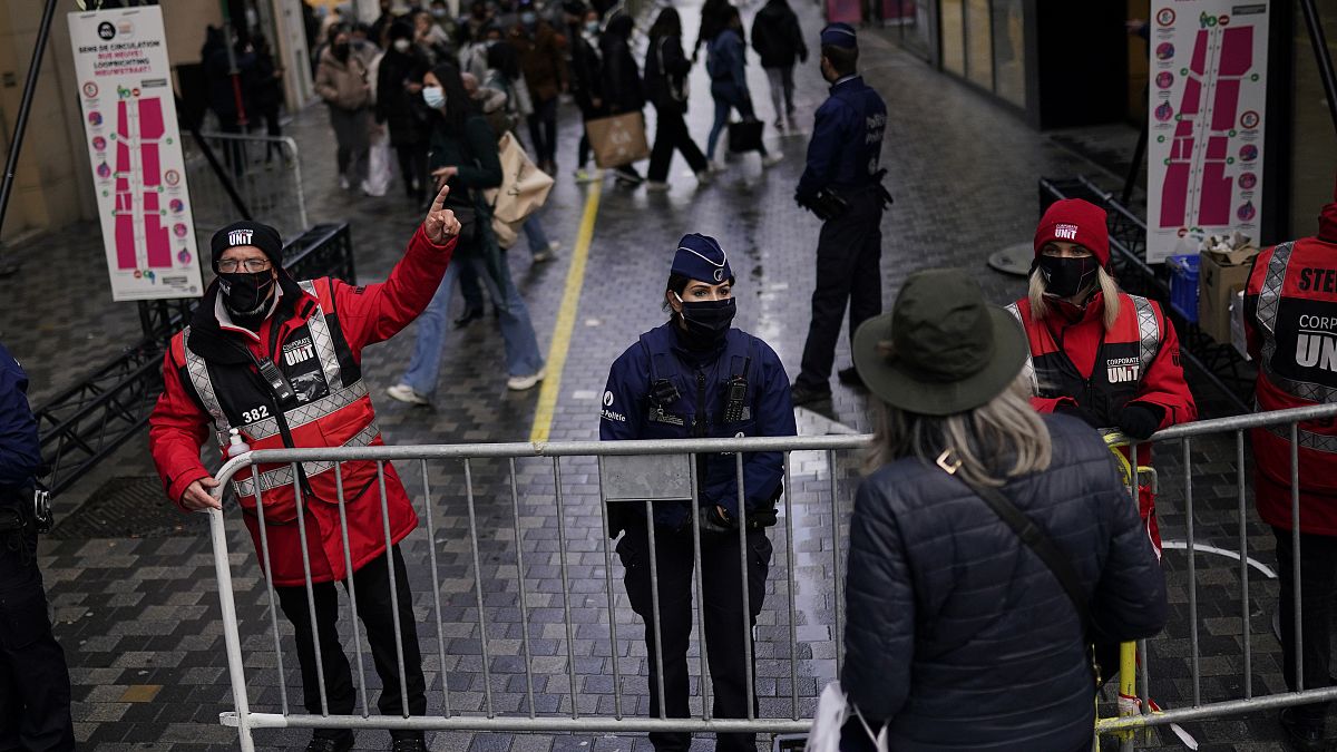 رجال أمن عند مدخل شارع تجاري، وسط مدينة بروكسل في ١ ديسمبر ٢٠٢٠