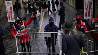 رجال أمن عند مدخل شارع تجاري، وسط مدينة بروكسل في ١ ديسمبر ٢٠٢٠