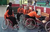 Mujeres discapacitadas de Yemen superan la guerra y la COVID-19 para jugar al baloncesto