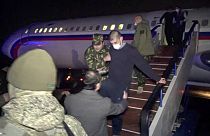 Soldados armenios liberados descienden el avión ruso en el aeropuerto militar de Ereván
