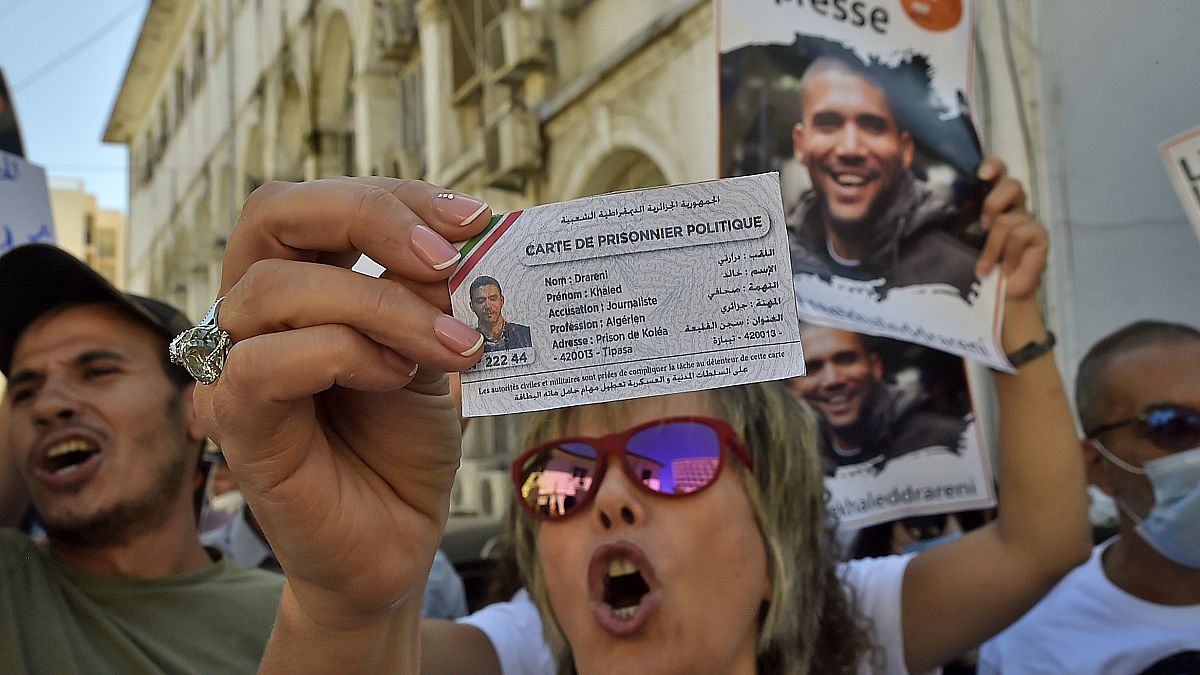 صحفيون جزائريون يحتجون للمطالبة بالإفراج عن زميلهم خالد دراريني، الذي حكم عليه في وقت سابق هذا الشهر بالسجن ثلاث سنوات.