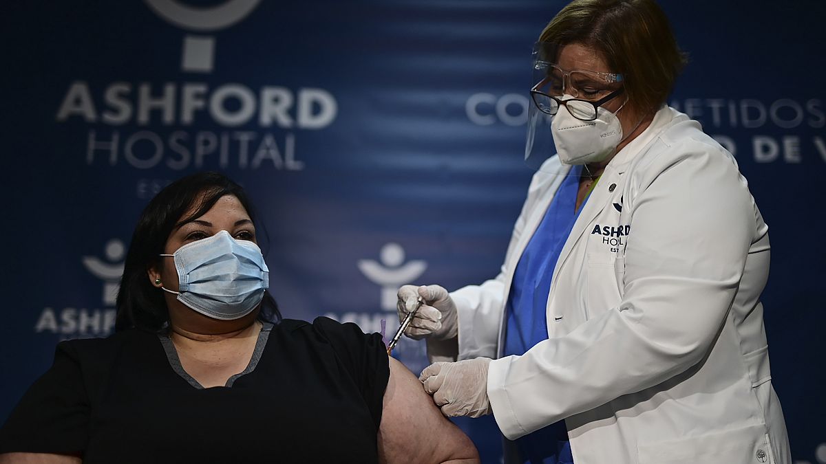La terapeuta Yahaira Alicea recibe la primera vacuna contra la COVID-19 en Puerto Rico