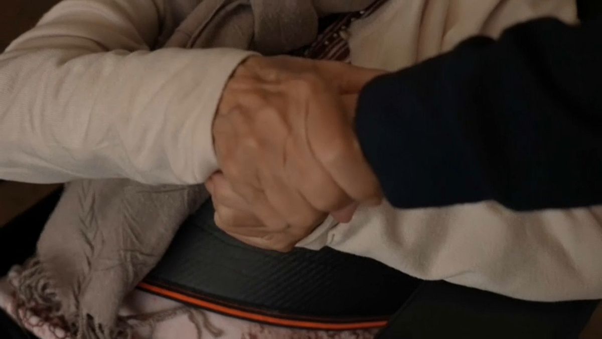 Una anciana se aferra a la mano de su hija en una residencia de Cataluña