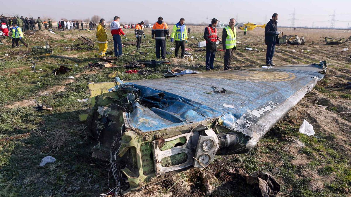 فرق الإنقاذ في موقع تحطم طائرة ركاب أوكرانية بعد وقت قصير من إقلاعها من مطار الإمام الخميني الدولي بالعاصمة الإيرانية طهران، 8 يناير 2020