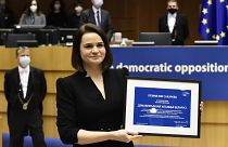  زعيمة المعارضة الديمقراطية في بيلاروس، سفيتلانا تيخانوفسكايا تظهر جائزة ساخاروف لحقوق الإنسان في مبنى الاتحاد الأوروبي