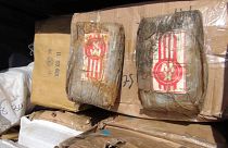 Des paquets remplis de cocaïne saisis sur un bateau échoué sur l'atoll d'Ailuk - Îles Marshall -, le 15 décembre 2020