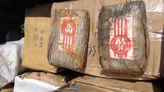 Des paquets remplis de cocaïne saisis sur un bateau échoué sur l'atoll d'Ailuk - Îles Marshall -, le 15 décembre 2020