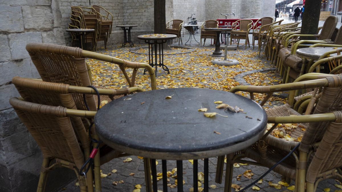Belçika'nın Antwerp şehrinde boş bir restoran terası (Arşiv)