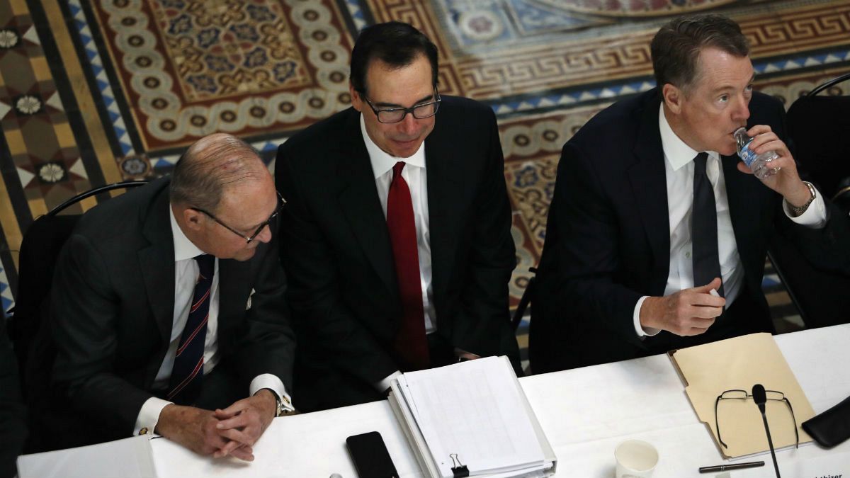از راست: لری کودلو، مشاور اقتصادی کاخ سفید، استیو منوچین، وزیر خزانه‌داری و رابرت لایت هایزر، نماینده تجاری ایالات متحده 