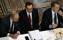 از راست: لری کودلو، مشاور اقتصادی کاخ سفید، استیو منوچین، وزیر خزانه‌داری و رابرت لایت هایزر، نماینده تجاری ایالات متحده