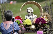 Una escultura del compositor clásico alemán Beethoven se exhibe entre flores en Kamp-Lintfort, Alemania, el 12 de junio de 2020.