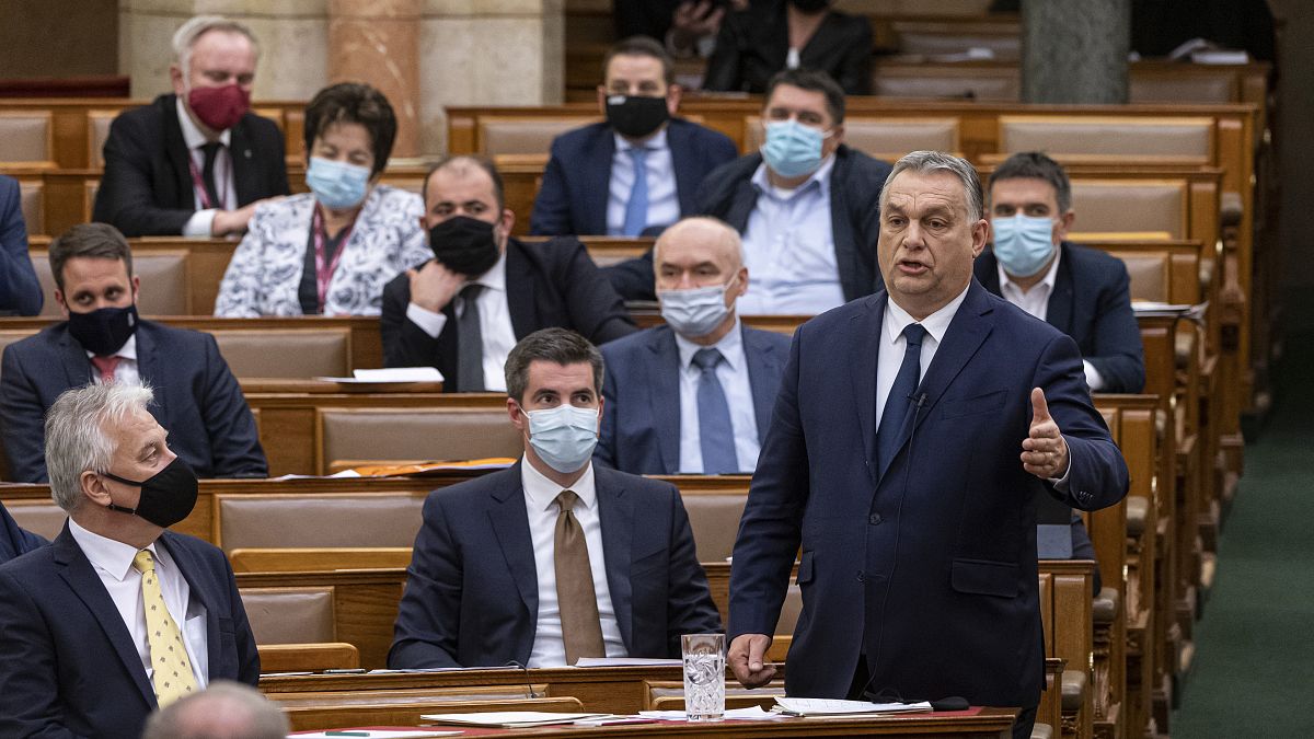Orbán Viktor miniszterelnök a parlamentben 2020. december 14-én, tőle balra Kocsis Máté, a Fidesz frakcióvezetője, és Semjén Zsolt miniszterelnök-helyettes
