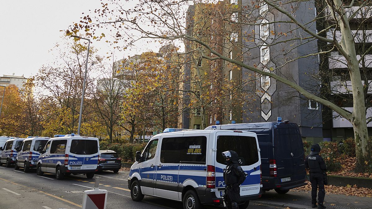 Almanya'nın başkenti Berlin'de polis, hırsızlık olayıyla ilgili bazı ev ve iş yerlerine baskın düzenledi