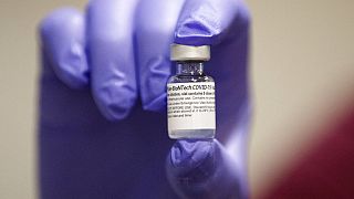 Dosis de la vacuna de Pfizer/BioNTech en un centro de salud estadounidense