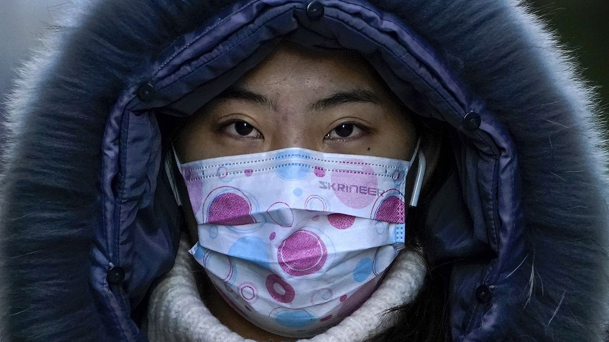 امرأة صينية في شوارع العاصمة بكين 