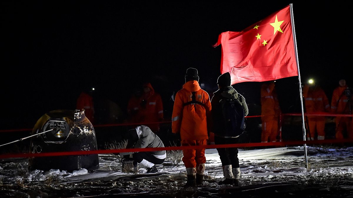 Le module de retour de la sonde spatiale chinoise Chang'e 5, chargé de roches lunaires, en Mongolie, 17/12/2020