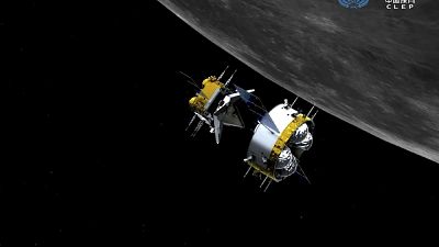 Simulation von "Chang'e 5" vor dem Mond. 