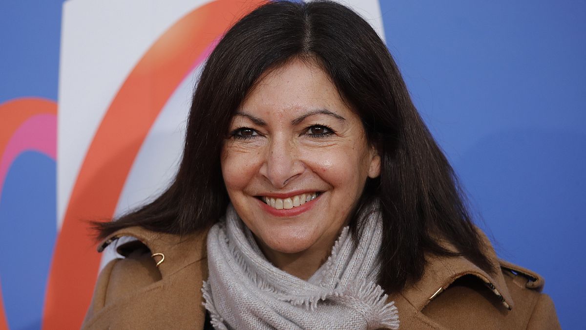 Die Strafe für zu viele Direktorinnen in ihrer Verwaltung zahle sie gerne, so die Pariser Bürgermeisterin Hidalgo.