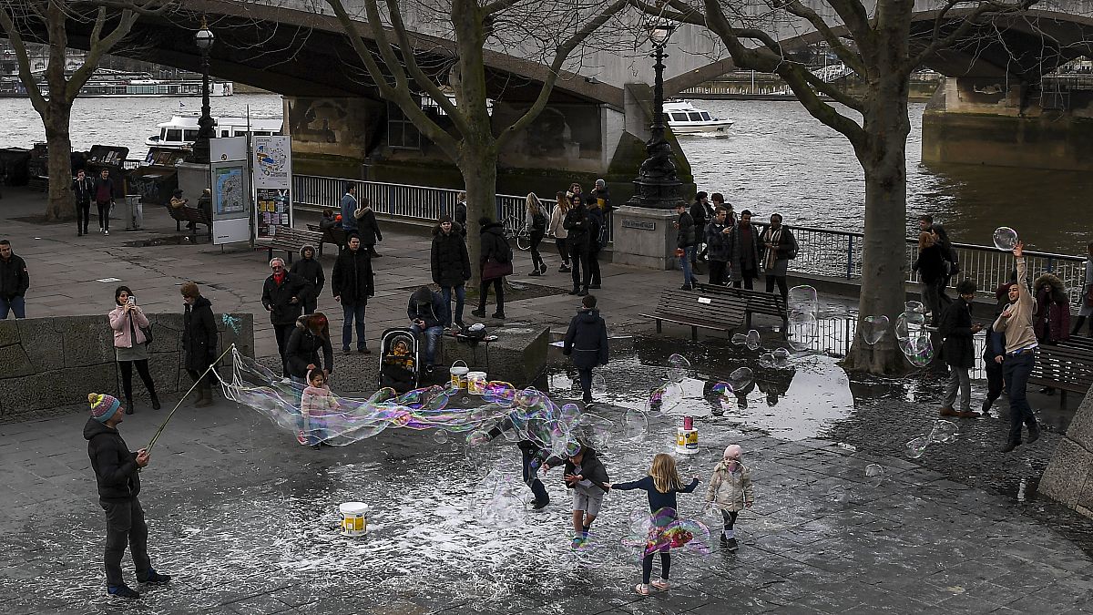 أطفال يلعبون على الضفة الجنوبية لنهر التايمز في لندن