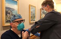 Un sanitario recibe la primera dosis de la vacuna de Pfizer en Alaska