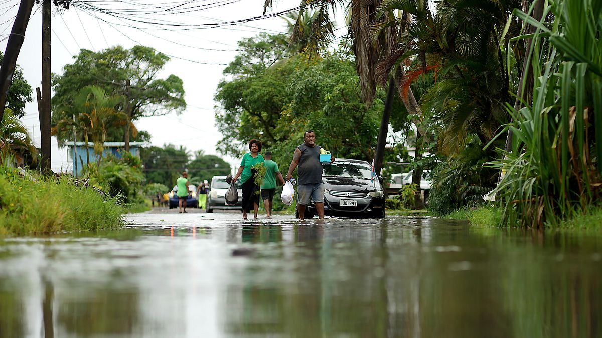 مواطنون يستعدون لإعصار ياسا في الشوارع التي غمرتها المياه في العاصمة سوفا في فيجي. 