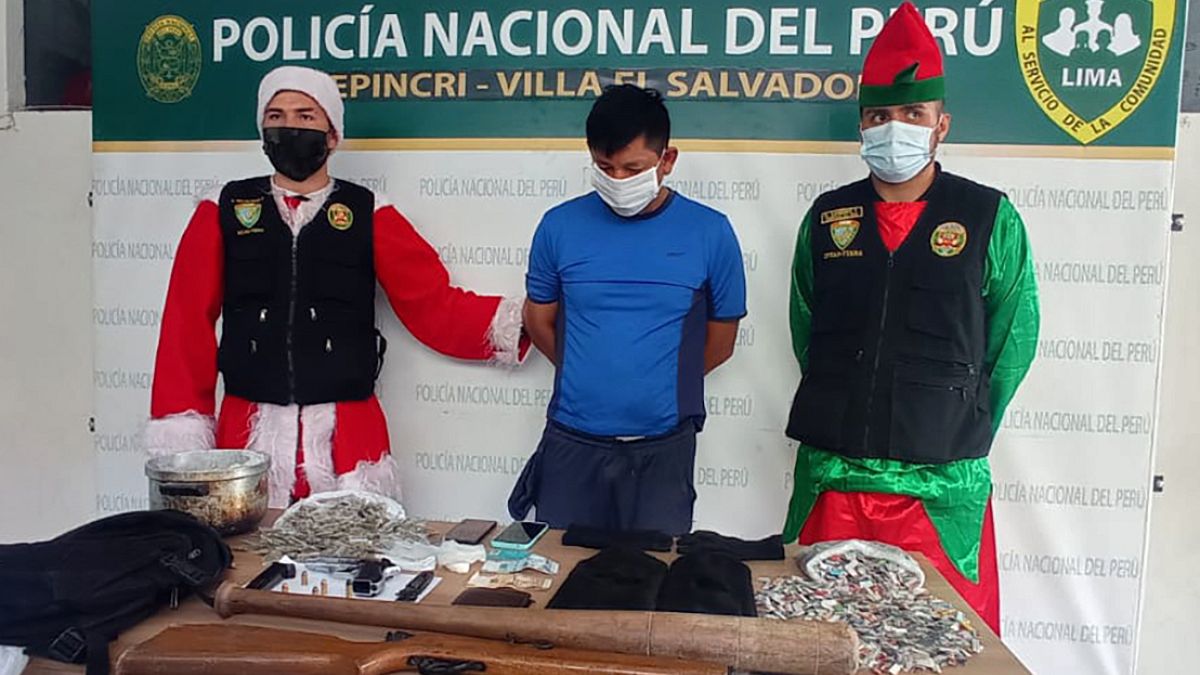 Policías disfrazados de Papá Noel y de uno de sus duendes arrestan a un vendedor de droga en Lima 