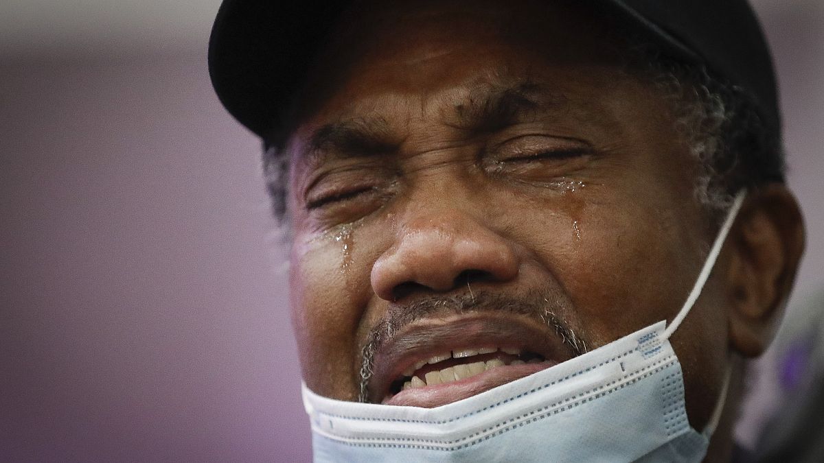 رجل يبكي ابنته التي توفيت بسبب فيروس كورونا