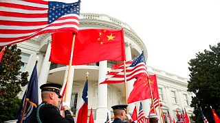 پرچم چین در حیاط کاخ سفید در جریان سفر سال ۲۰۱۵ شی جین پینگ به آمریکا