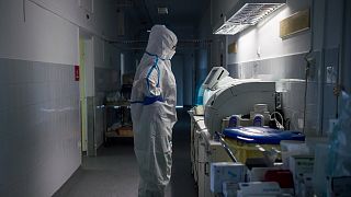 Védőfelszerelést viselő orvos az Országos Korányi Pulmonológiai Intézet koronavírussal fertőzött betegek fogadására kialakított intenzív osztályán