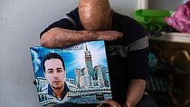 Hosni Kalaia con una foto di suo fratello minore, Sabre, morto dopo essersi dato fuoco nel 2015 a Kasserine, in Tunisia