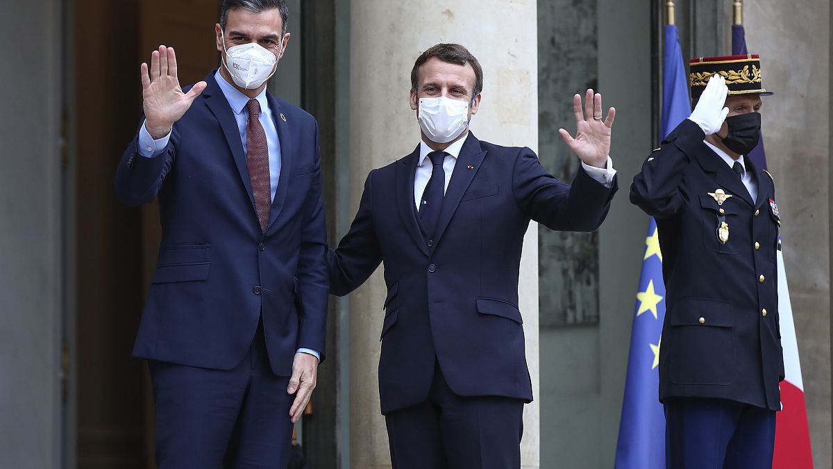 Los presidentes Emmanuel Macron y Pedro Sánchez en una imagen del lunes 14 de diciembre.