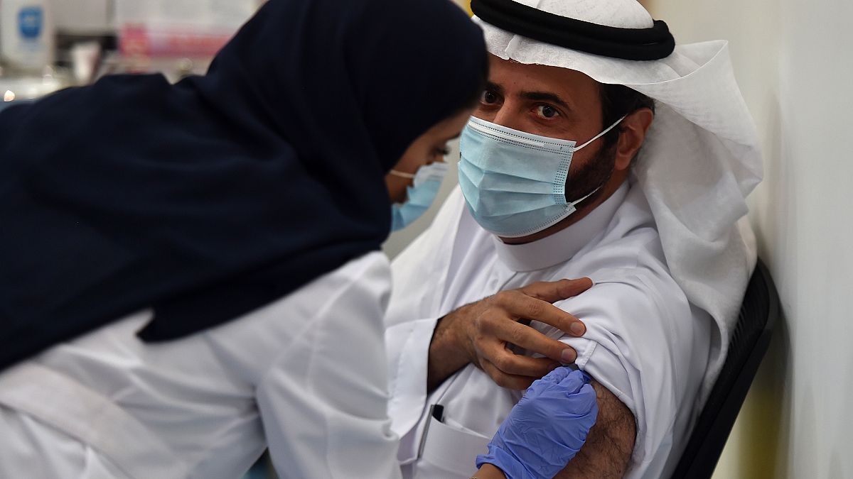 وزير الصحة السعودي توفيق الربيعة يتلقى أول جرعة من فايزر-بيوانتك  ضد فيروس كورونا في العاصمة الرياض